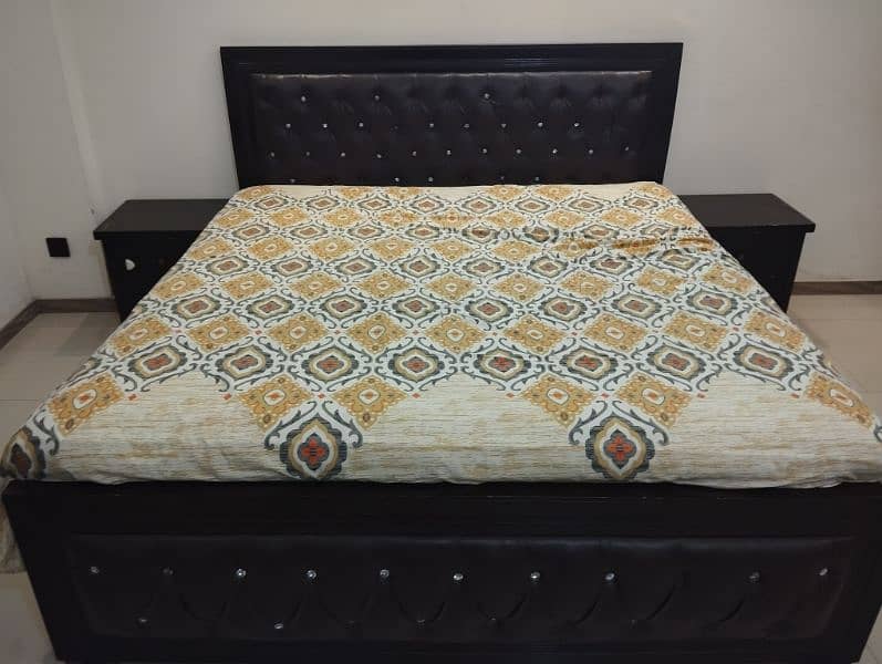 King size bed with side tables and dressing table 0