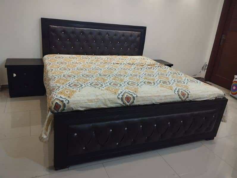 King size bed with side tables and dressing table 1