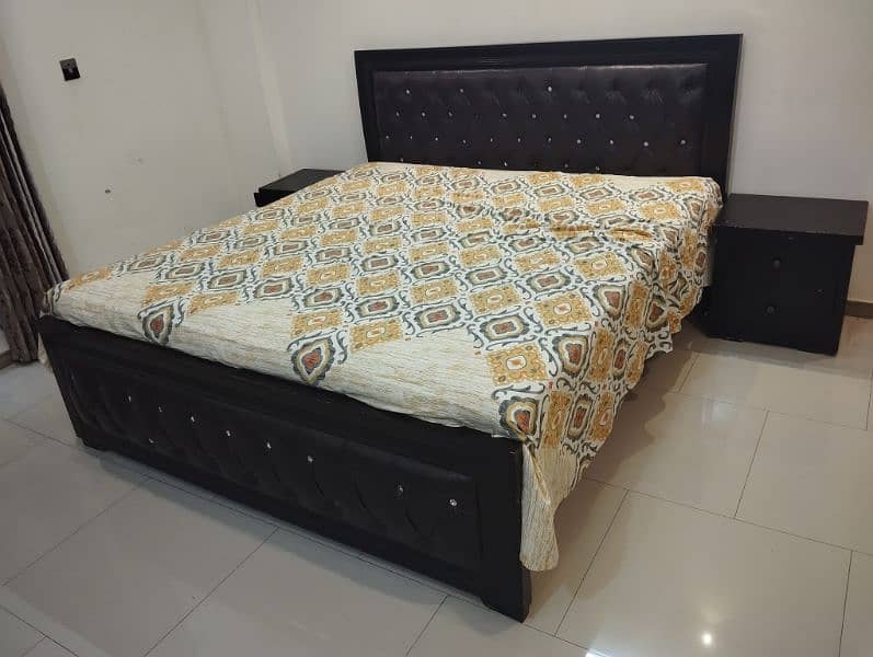 King size bed with side tables and dressing table 2