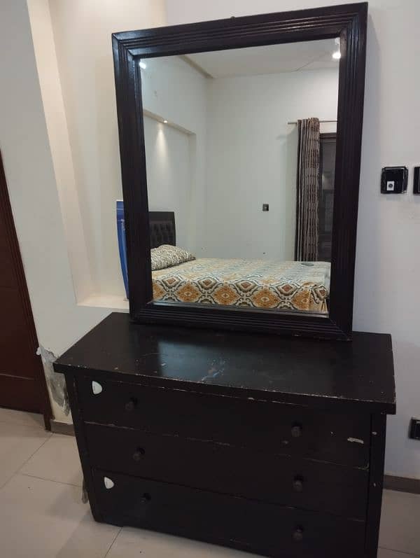 King size bed with side tables and dressing table 3