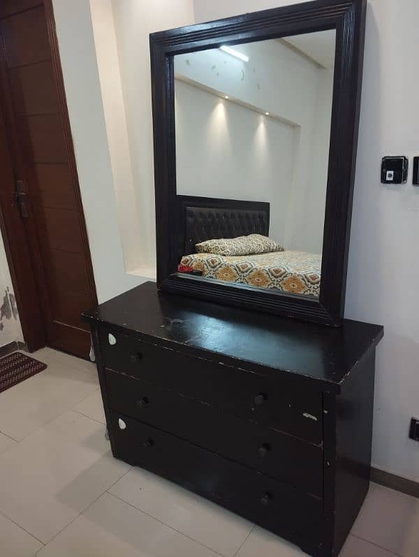 King size bed with side tables and dressing table 4