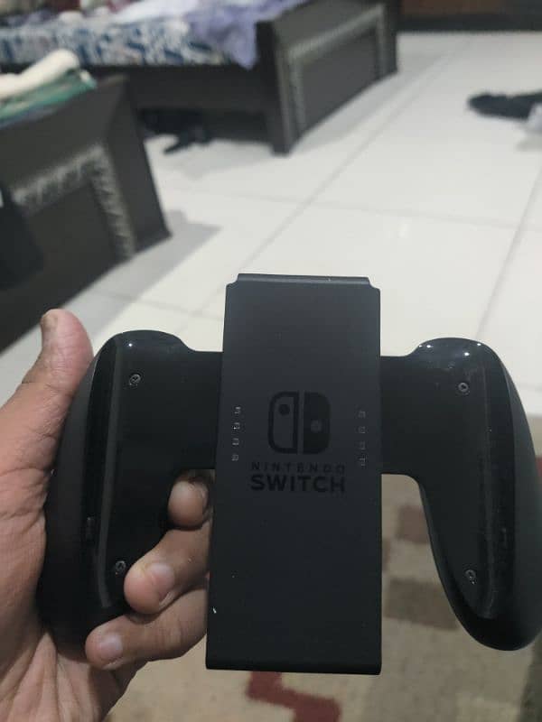 selling Nintendo switch V2 with box for cheap. 9