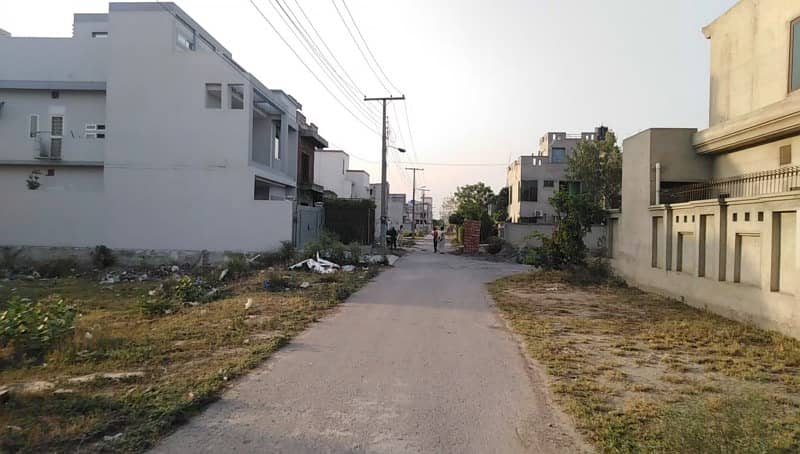 Residential Plot For Grabs In 5 Marla Lahore 0