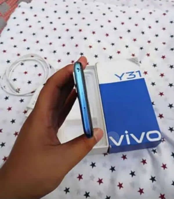 ViVo y31 4/128 with box & Charger 4