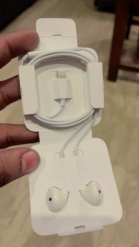 Orignal iphone earphones 1