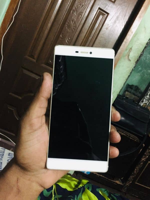 huawei p8       3GB RAM. 16GB memory 1