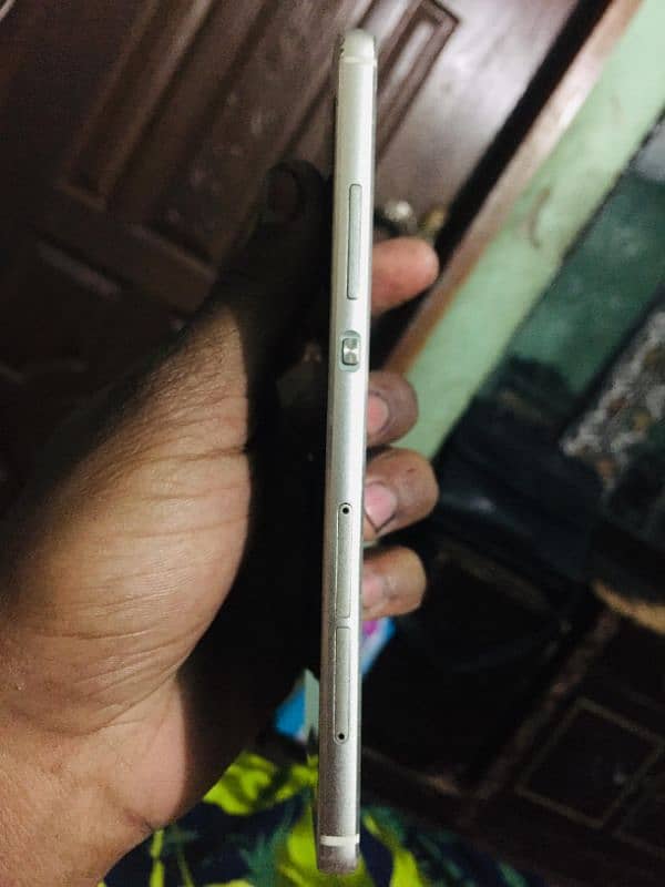 huawei p8       3GB RAM. 16GB memory 2