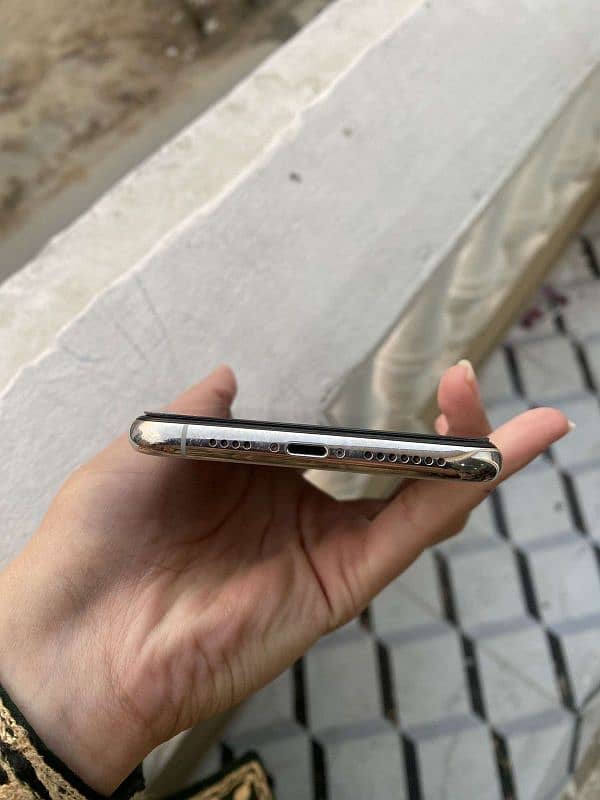 Urgent IPhone 11 pro max for sale 4