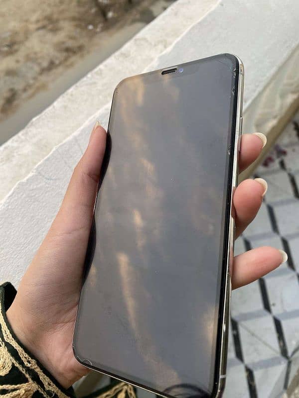 Urgent IPhone 11 pro max for sale 7