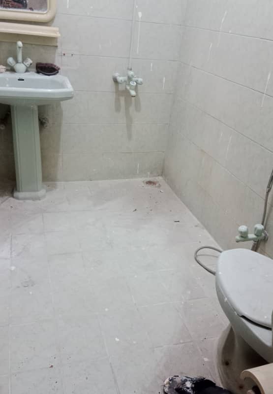 Sepreat 10 Marla Lower Portion For Rent In Saddar New Officer Officer Colony 3