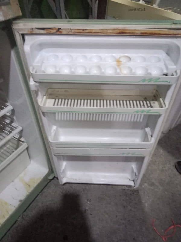 waves fridge for sell total genioun 5 year used 1