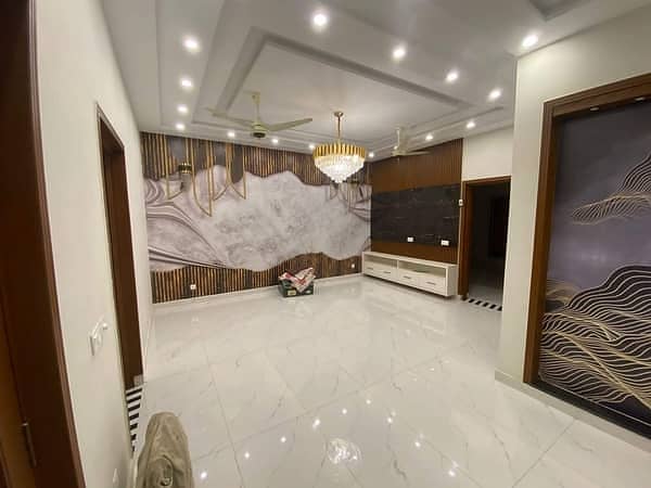 10 Marla Luxury Non Furnished Upper portion For Rent In Bahria Town Lahore 0