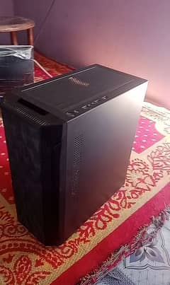 gaming PC bilkul saaf suthri condition mein pada hua hai