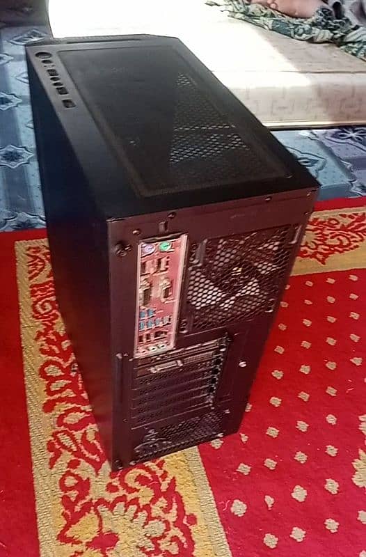 gaming PC bilkul saaf suthri condition mein pada hua hai 3