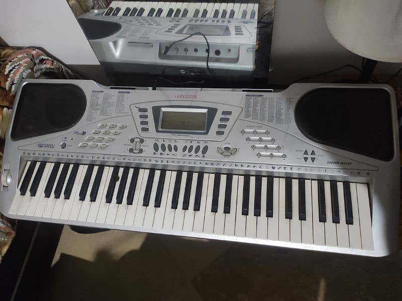 DRM 650 Electric Keyboard Piano for Sale! 3