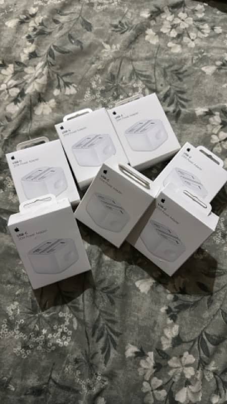 APPLE 20W C-Type Power Adapter 0