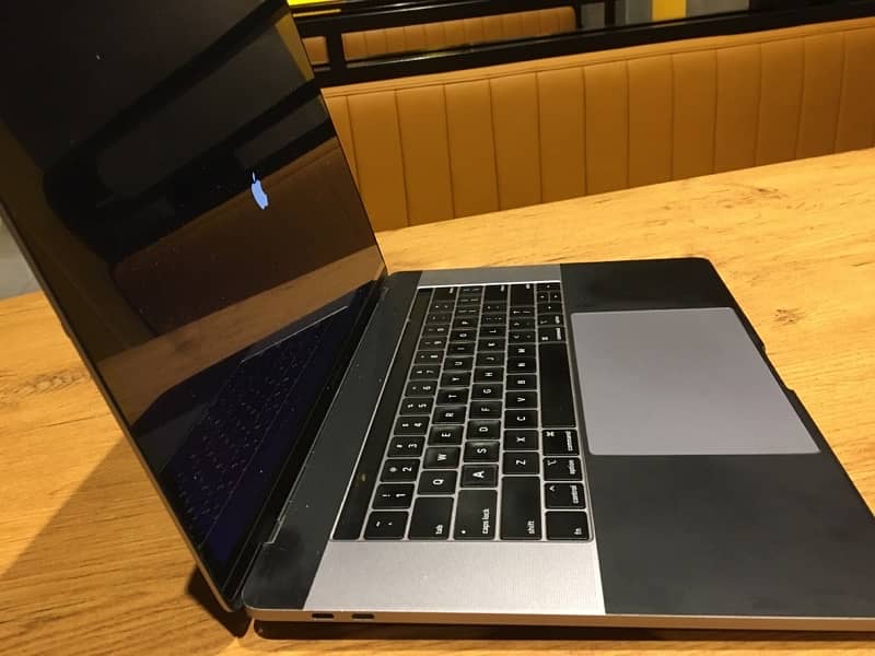 MacBook Pro 2018 15inch 4gb dedicated graphic card 2