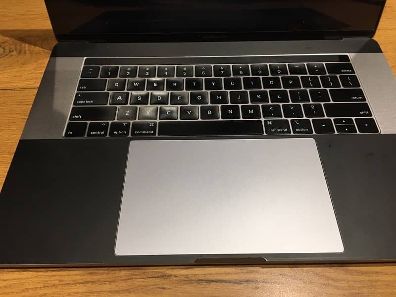 MacBook Pro 2018 15inch 4gb dedicated graphic card 10