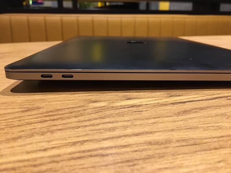 MacBook Pro 2018 15inch 4gb dedicated graphic card 14