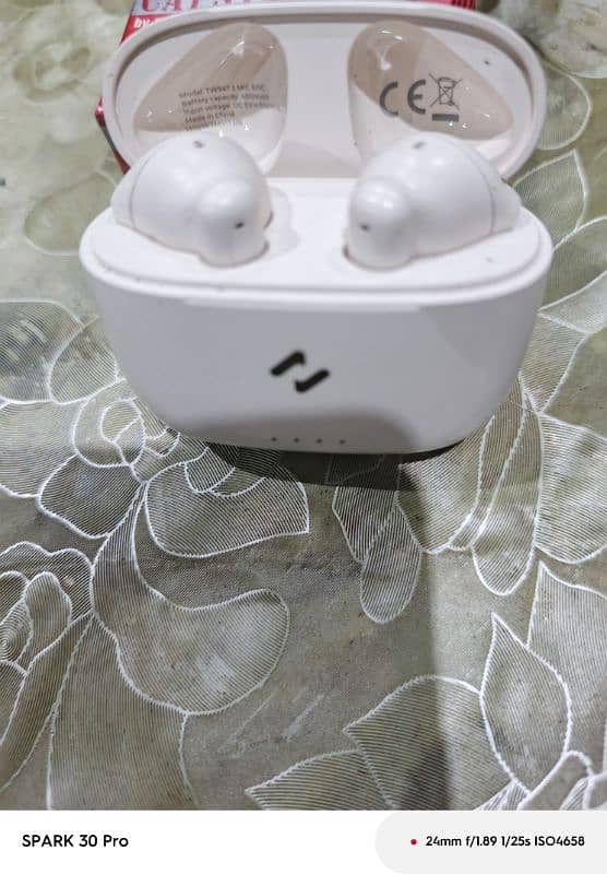 EARBUDS 1