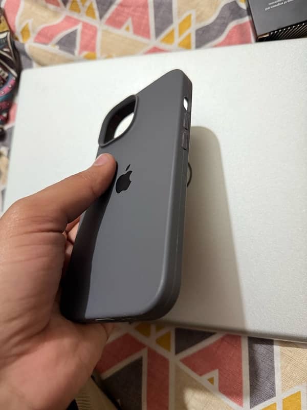 Torras Guardian Case with 2 new Silicone cases for Iphone 15 10