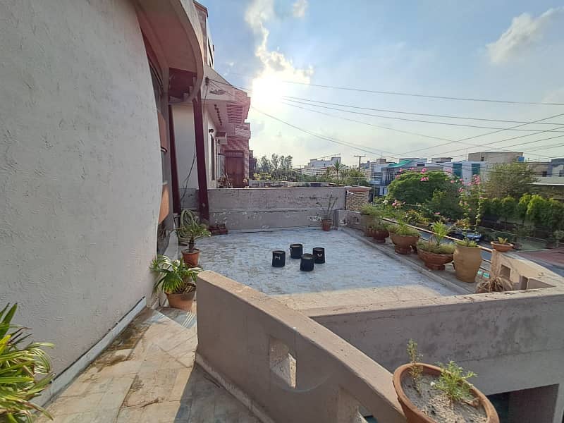 2 KANAL HOUSE FOR SALE UET SOCIETY NEXT TO VELANCIA 0