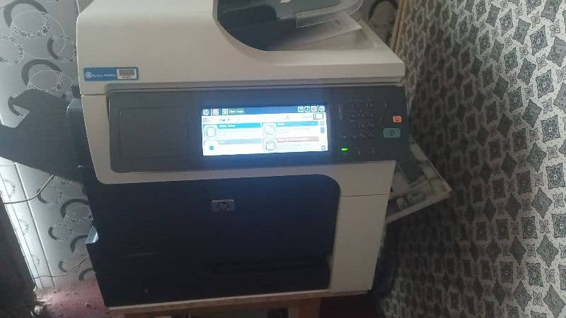 HP M4555 MFP 1