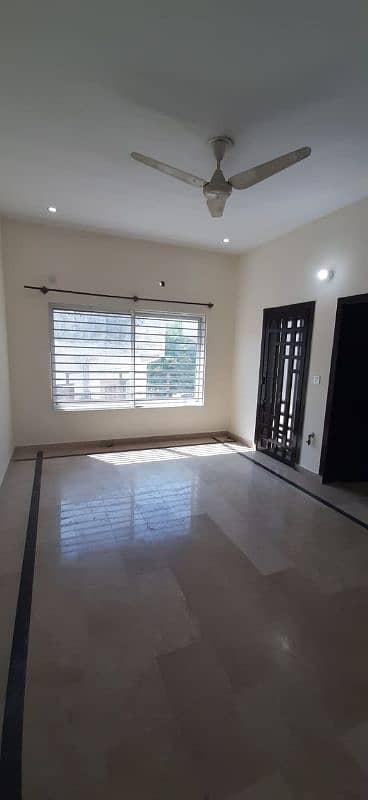 10marla upper portion avelebal for rent 15