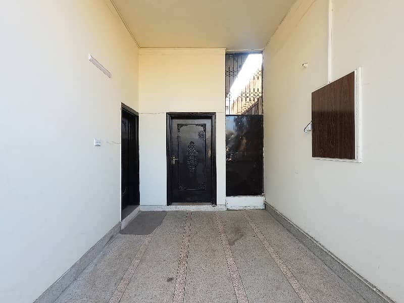 Main Double Road 10 Marla House In Allama Iqbal Town - Nishtar Block Is Available 5