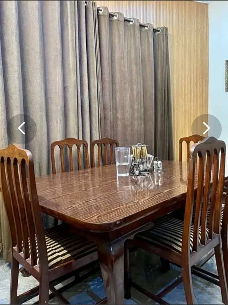 Excellent condition dining table with 6 chairs, neat and clean 3