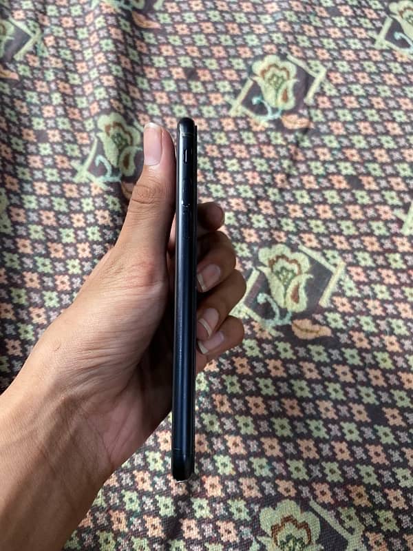 iPhone se (2nd generation ) sim Locked fresh condition 3