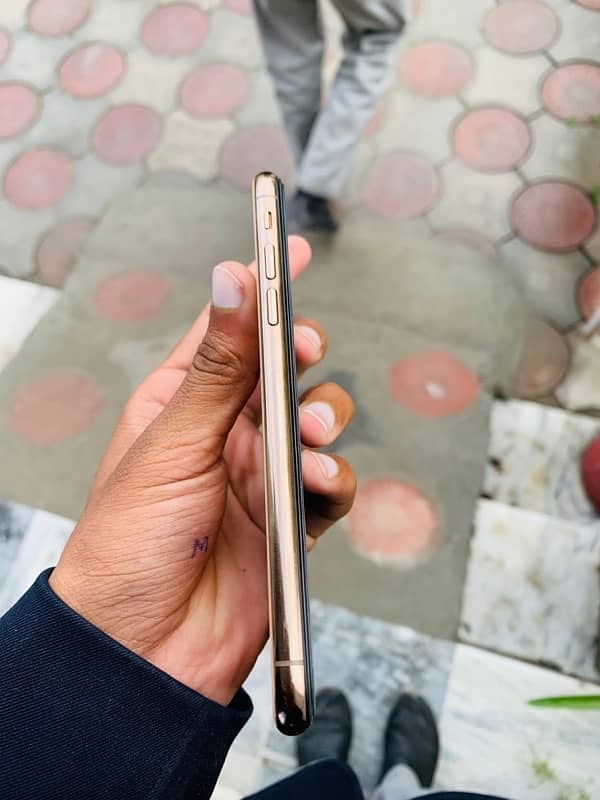 iphone xs golden colour 64  memory  battery 80% all 2