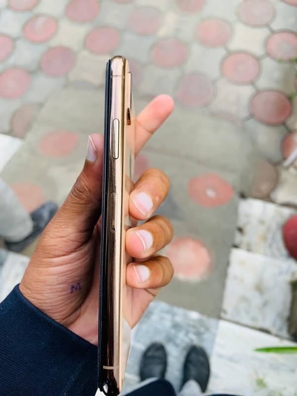 iphone xs golden colour 64  memory  battery 80% all 4