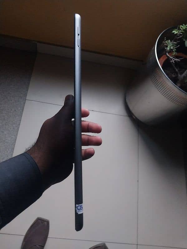 iPad 6th Generation (32GB) 1