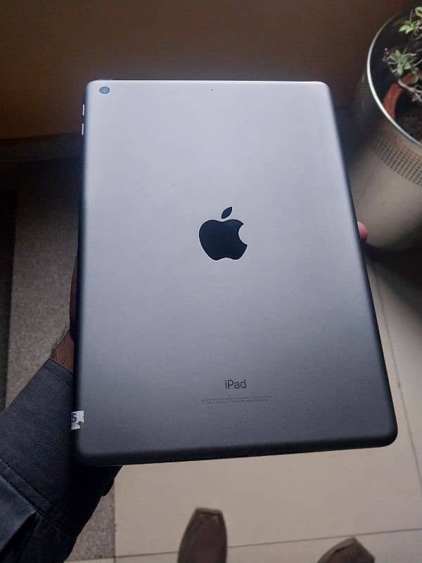 iPad 6th Generation (32GB) 2