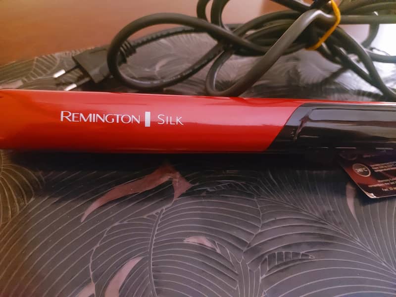 V slight used remington silk ceremic hair straightener 2