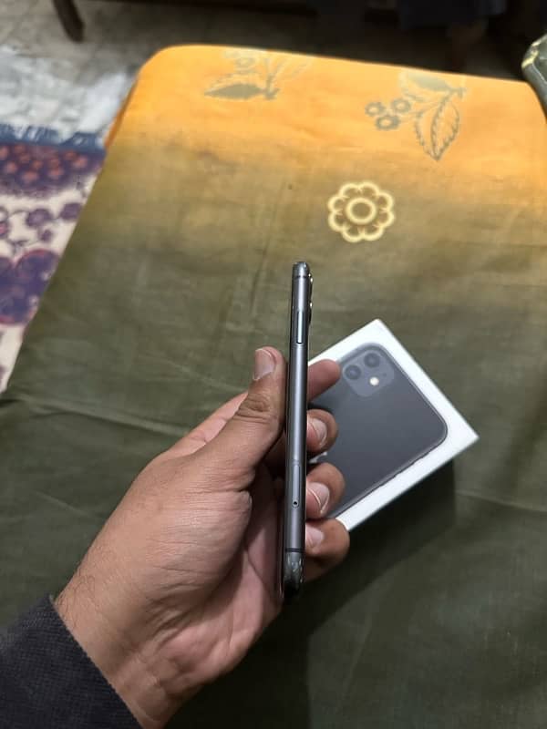 iPhone 11 128gb PTA Approved 4