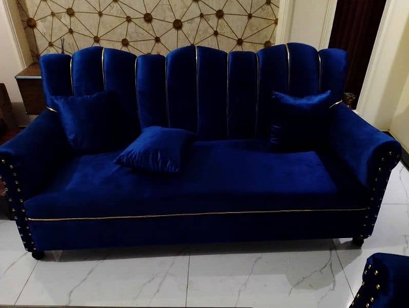 5 seater sofa set Tali ki lakri mein h shifting ki wja say sale kr rhe 0