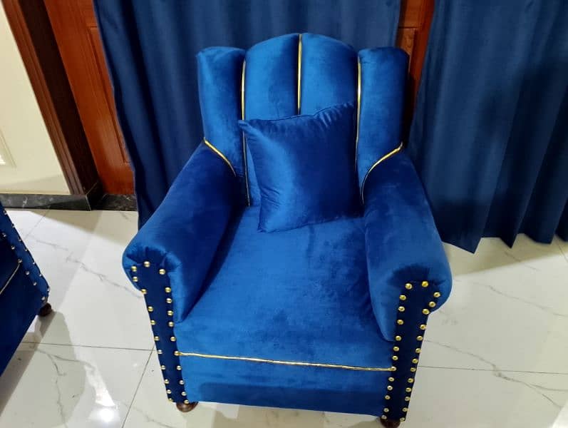 5 seater sofa set Tali ki lakri mein h shifting ki wja say sale kr rhe 2