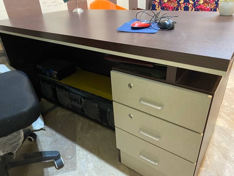 Office table like new 1