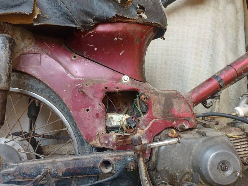 Honda 50 original condition h only body work engin ok Number Karachi 2