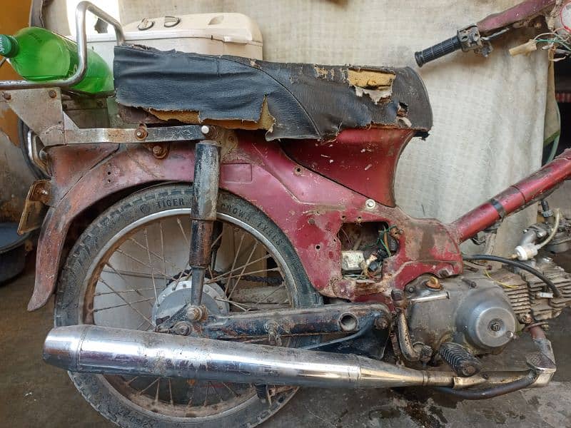 Honda 50 original condition h only body work engin ok Number Karachi 4