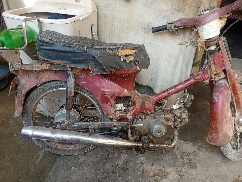 Honda 50 original condition h only body work engin ok Number Karachi 5