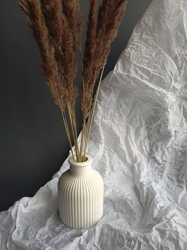 Ribbed vase 0