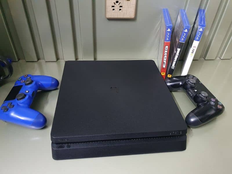 PS4 Slim 500 GB , Sealed 100% . 3