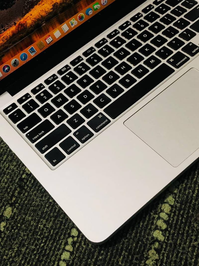 MacBook Pro 2017 13.3" inch Retina display in lower than market price 12