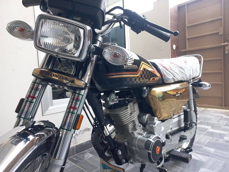 Honda 125 Self Start Gold 11