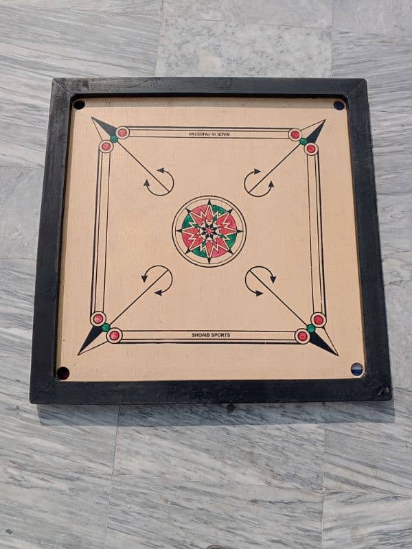 Carrom Board with coin, striker and powder 0