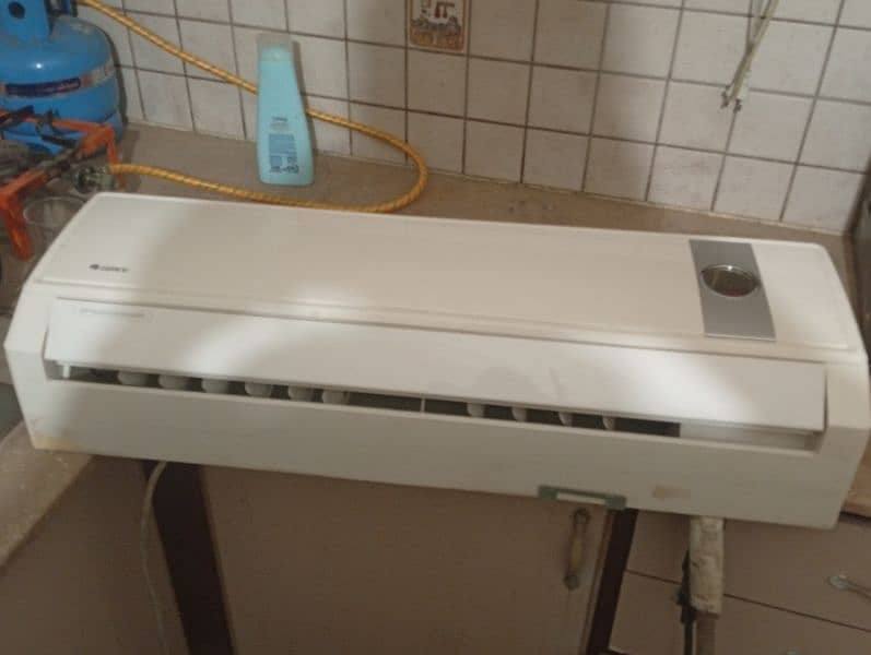 GREE 1 TON, NON INVERTER AC MINT CONDITION 0