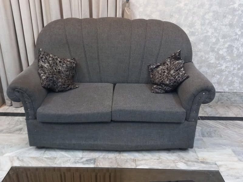 6 seater sofa set in new condition. 2